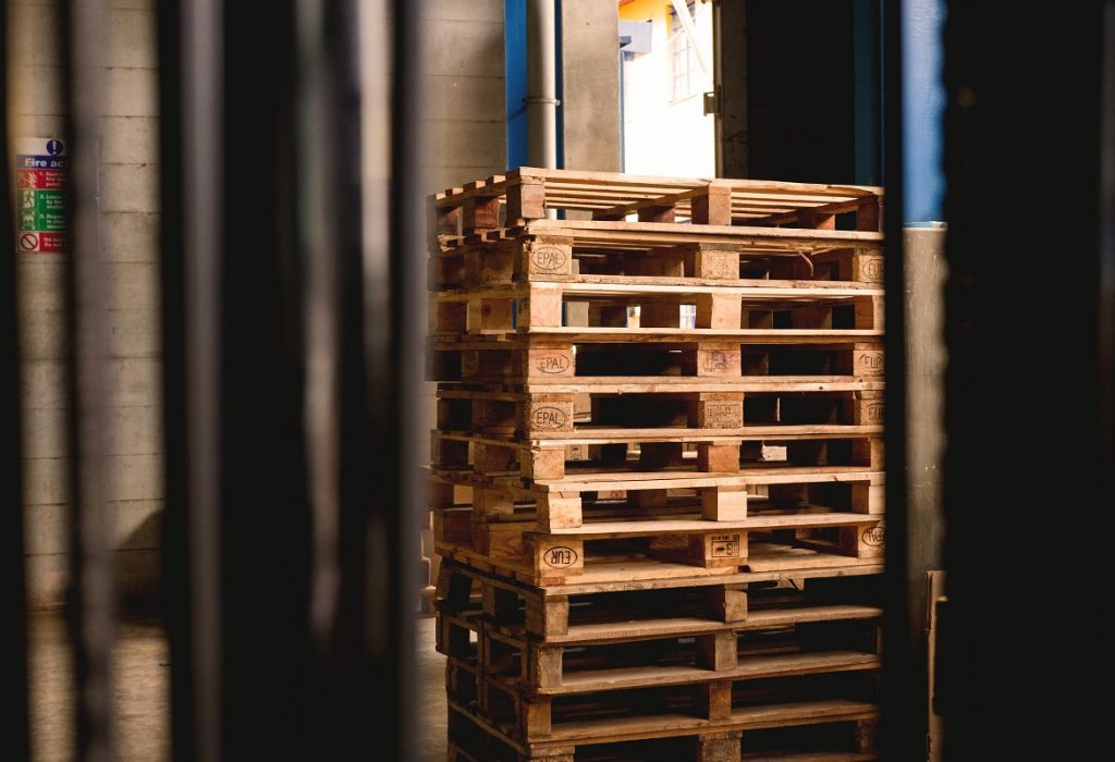 Pallet in legno EPAL ed EUR utilizzati per migliorare la gestione del magazzino