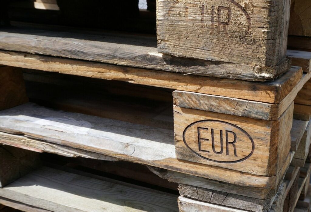 Dettagli di un pallet modello EUR utilizzato per spedizione e stoccaggio in magazzino