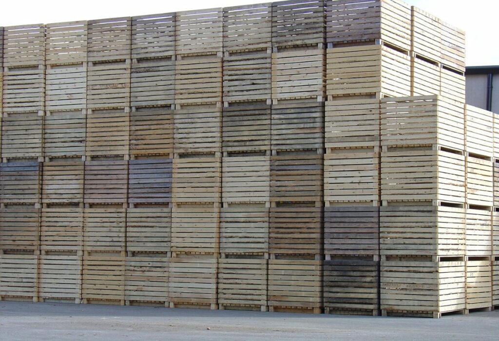 Cortile di un magazzino utilizzato per lo stoccaggio di imballaggi industriali in legno