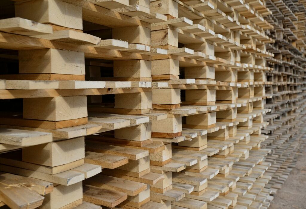 Dettagli dei pallet in legno, utilizzati per la spedizione e lo stoccaggio in magazzino della merce