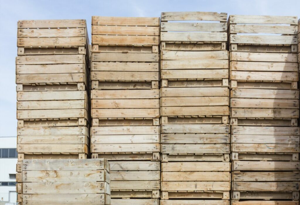 Casse in legno utilizzate per lo stoccaggio e la movimentazione della merce in magazzino e utilizzate per logistica aziendale