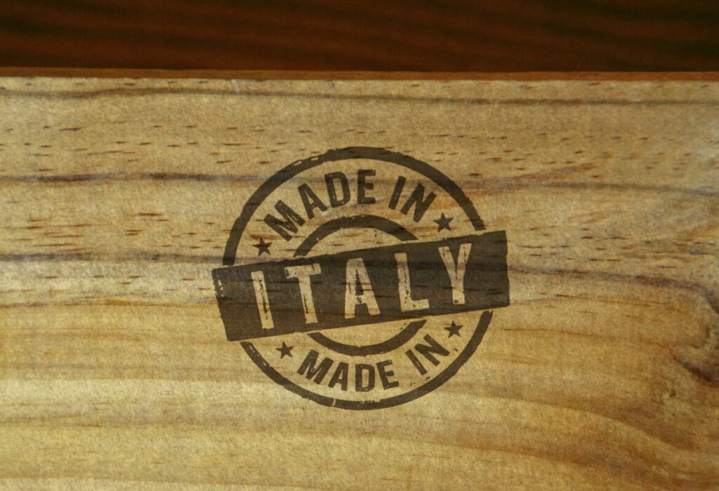 Logo "Made in Italy" utilizzato su un imballaggio in legno per la spedizione e lo stoccaggio di prodotti